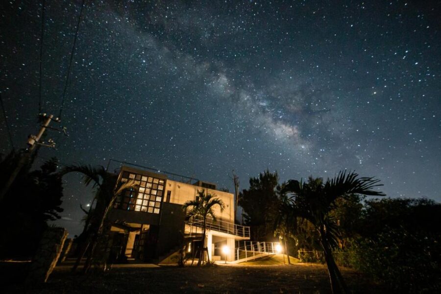 Kouri beach side villa “YUMANDI”の外観（夜）