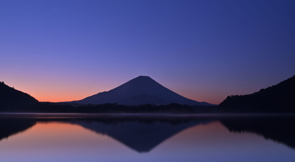 日暮れの富士山