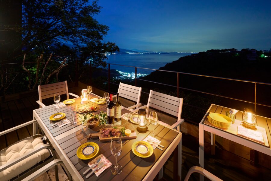 スイートヴィラ オーシャンビュー南熱海のウッドデッキで食べる夕食