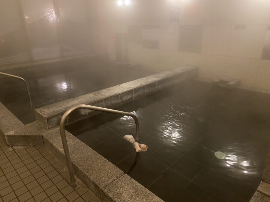 富士山溶岩の湯泉水の内風呂