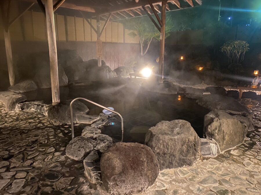 富士山溶岩の湯泉水の露天風呂