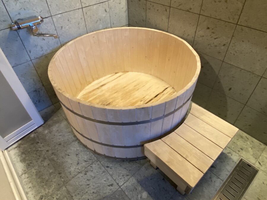 富士山リゾートログハウス ふようの宿の5人用コテージの樽風呂
