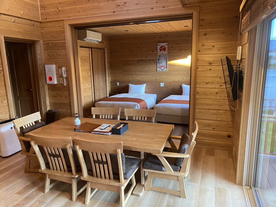 富士山リゾートログハウス ふようの宿の5人用コテージのリビングと寝室