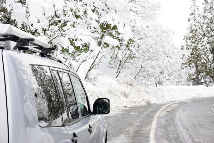 積雪の中のドライブ風景