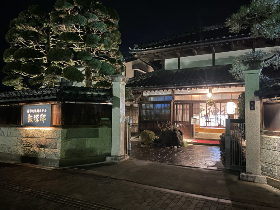 飯塚邸の夜の外観