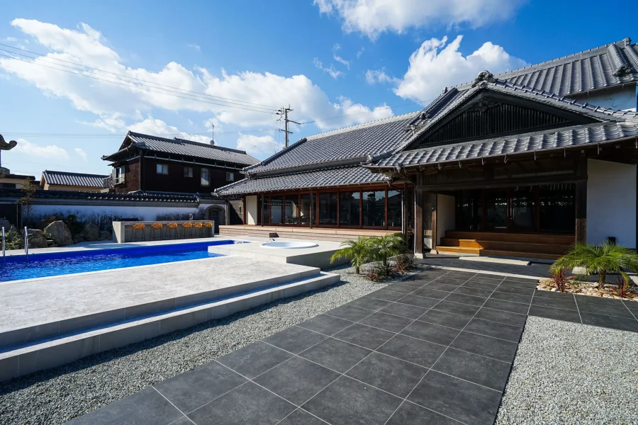 Wellis Villa Awajiの庭園とプライベートプール
