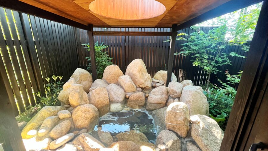 三角屋根の貸別荘 Villa Yoshinoの露天風呂
