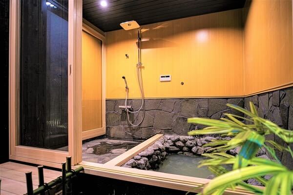 京蘭－静竹邸の岩風呂