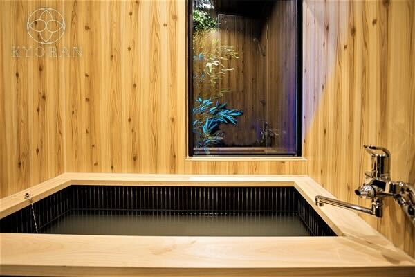 京蘭－静竹邸の檜風呂