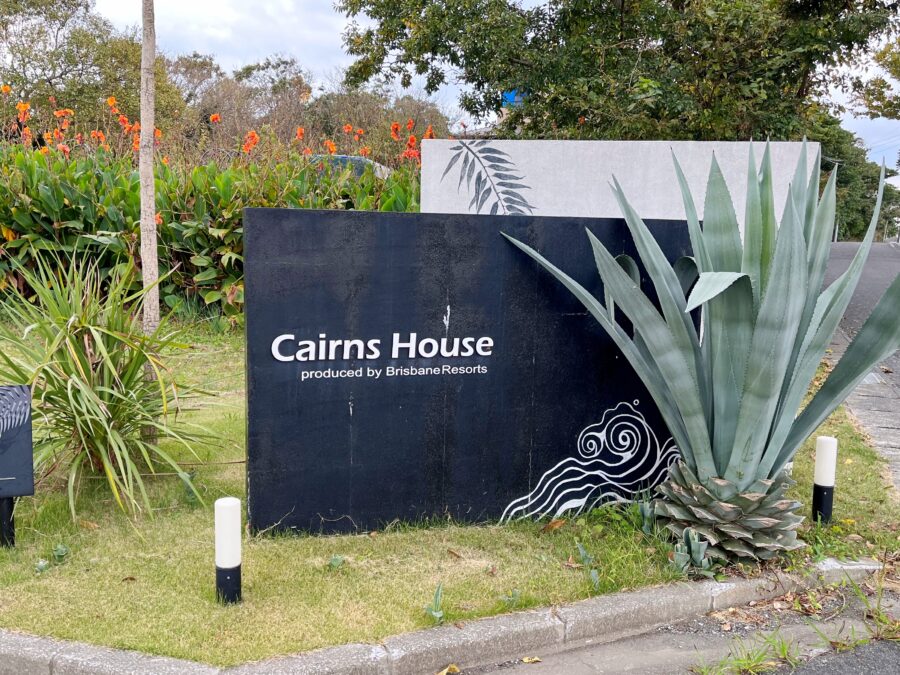 Cairns Houseの看板