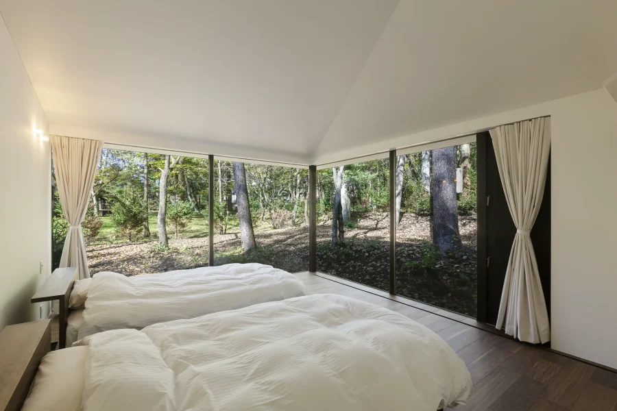 森の離れの寝室