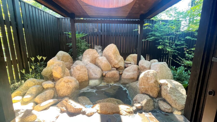 三角屋根の貸別荘Villa・Yoshinoの露天風呂